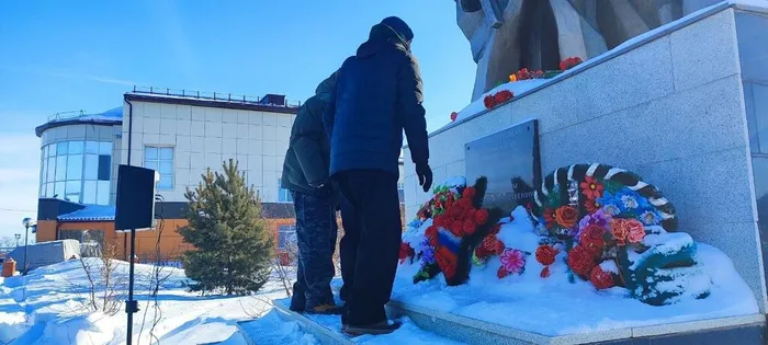 цветы у обелиска