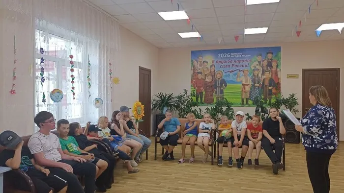Ведущая и дети обсуждают что такое ЗОЖ