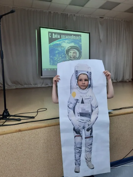 Роман Б. примеряет скафандр