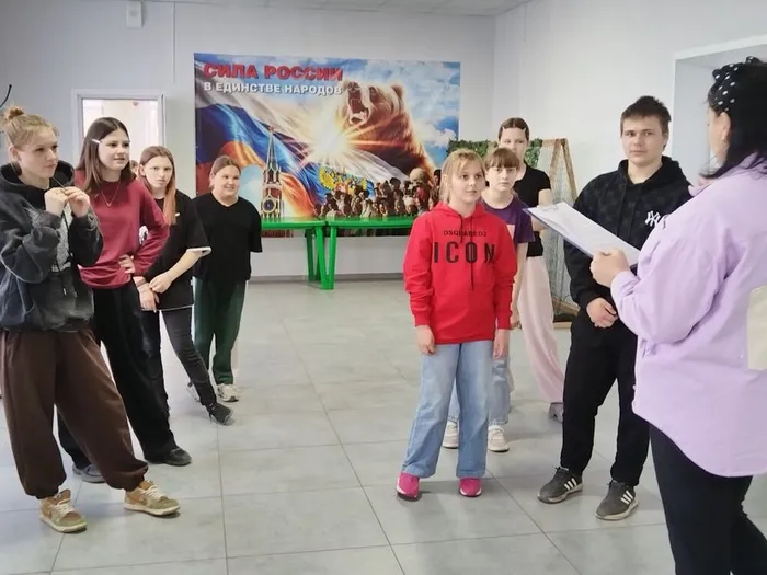 ведущая задает вопросы о космосе