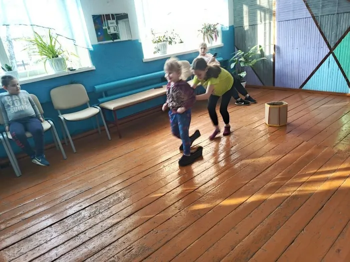 Пешневский ДК Таня с Катей бег в галошах