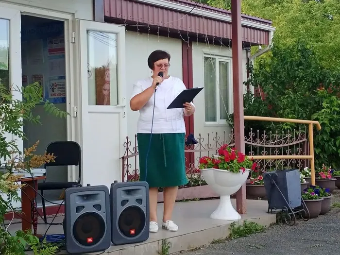 Ведущая мероприятия С.Обухова.