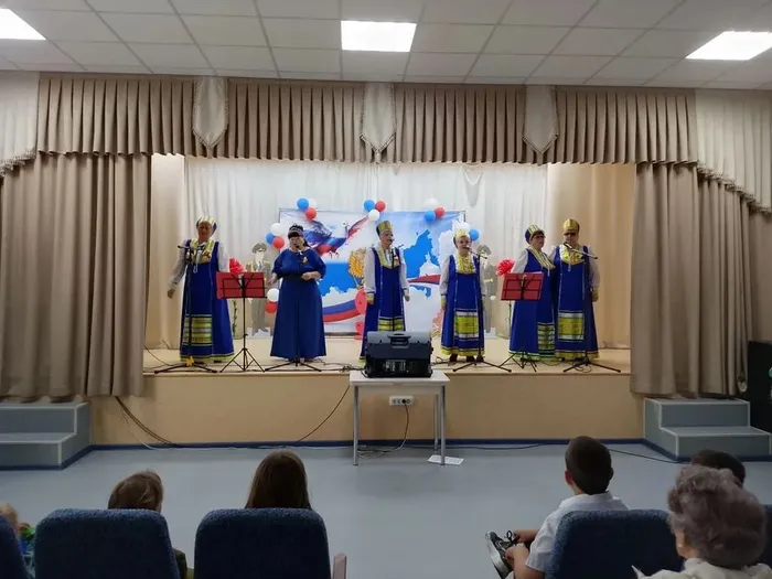 Вокальный ансамбль Россияночка исполняет песню  Письма надежды
