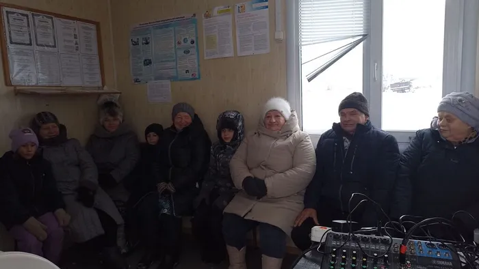 зрители смотрят концертную программу В преддверии Нового года