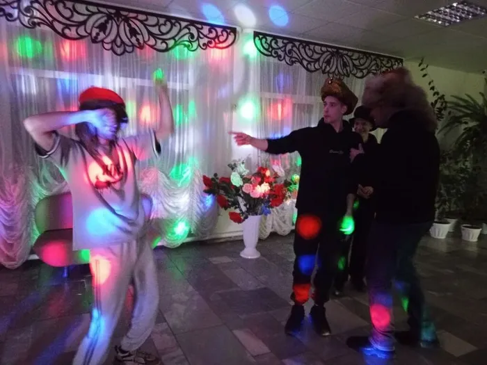 Участники национальных танцев Ульянов Костя, Егоров Максим, Циллер Владимир