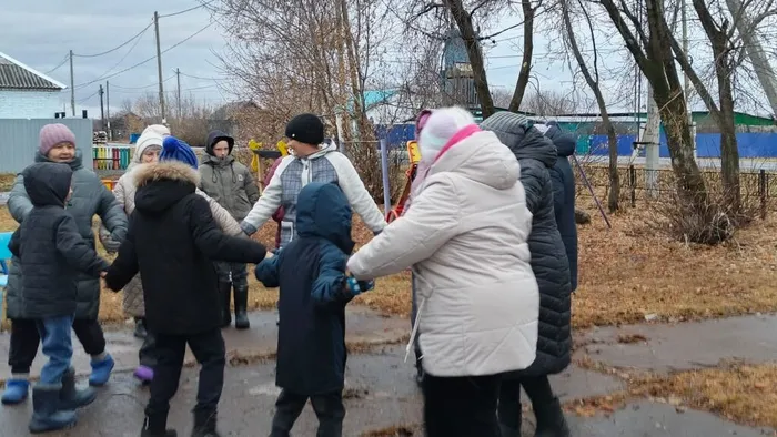 зрители танцую на концертной программе В подарок маме