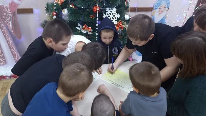 ребята разгадывают сказочный кросворд