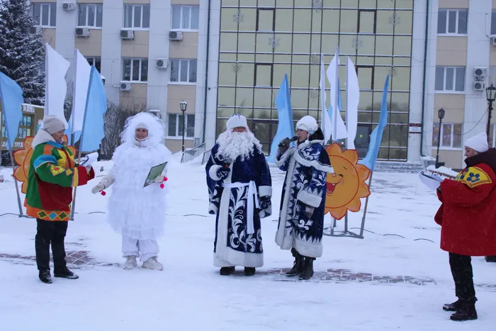 Новогодние герои на зимней ярмарке.