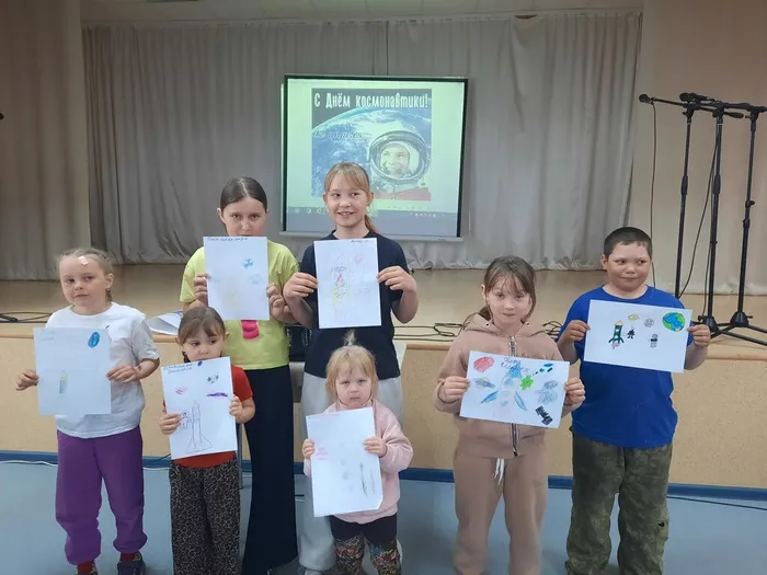 ребята приняли участие в конкурсе рисунков Ракета