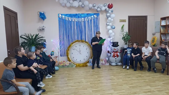 ведущая рассказывает ребятам о кино