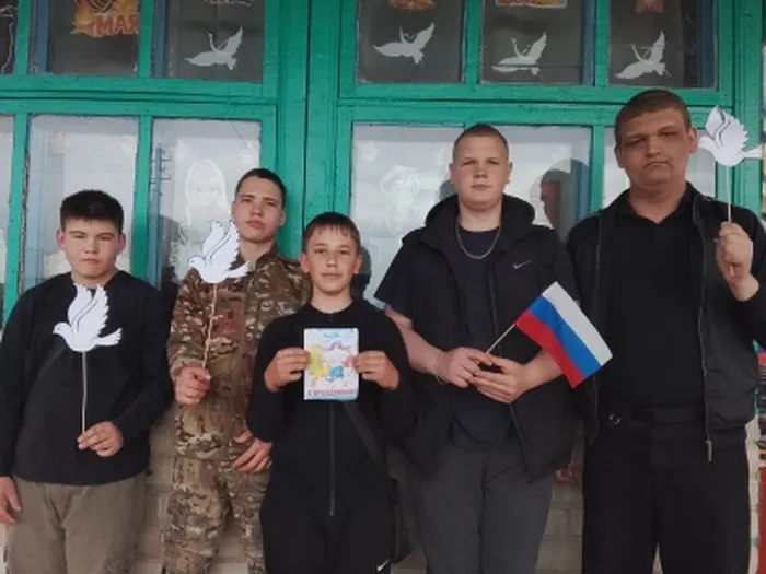 участники акции Голубь символ мира.