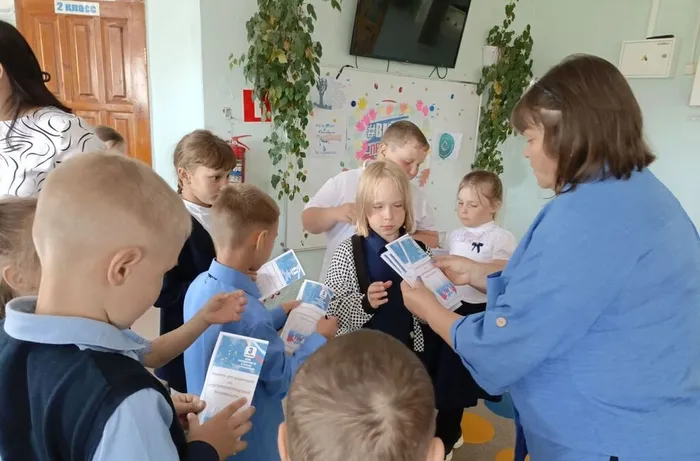 Раздача буклетов  ребятам.