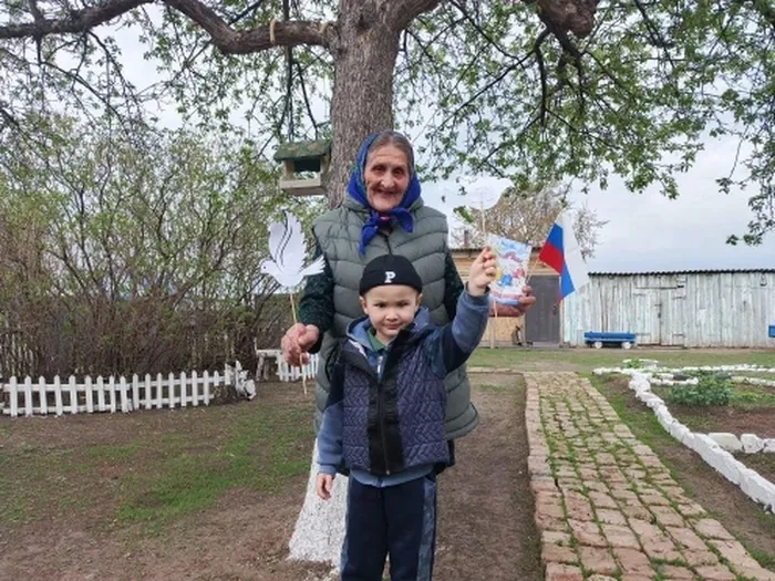 Участница акции Куроптева Зоя Ивановна с внуком сергеем