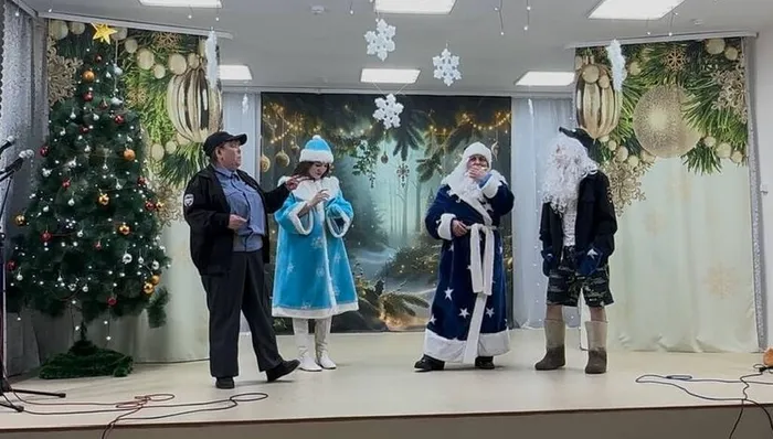 полицейский переодивается в Деда мороза