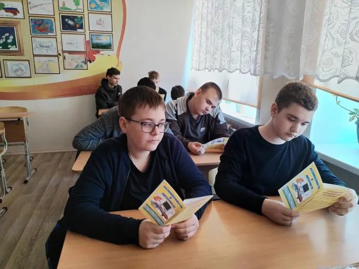 учащиеся читают правила пользования интернетом