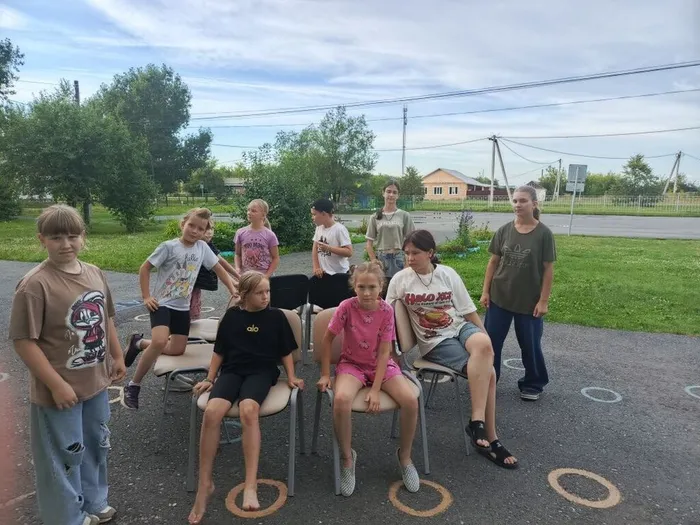 Пешнёвский ДК Солнечный круг игра в стульчики музыкальные