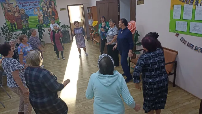 пожилые люди танцуют