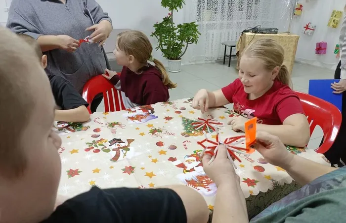 дети самостоятельно делали снежинки
