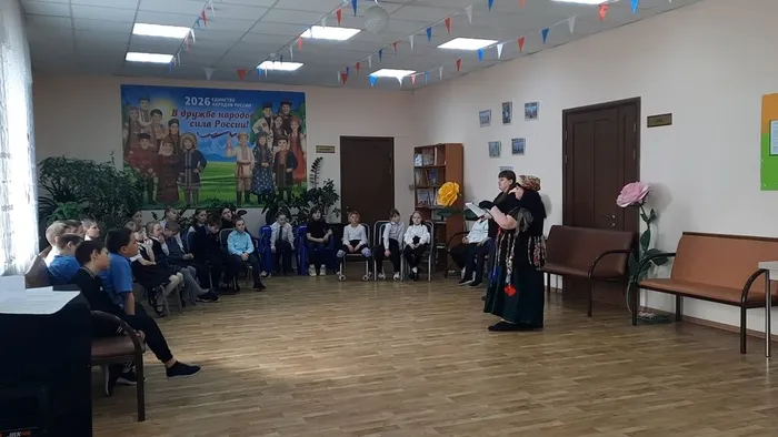 ведущая и Баба Яга загадывают загадки