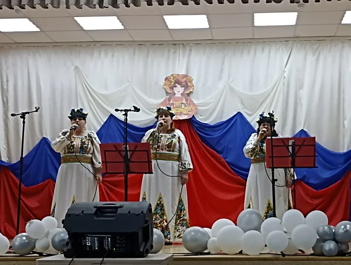 выступление вакольного ансамбля Россияночка на концертной пр-ме Сила России-в единстве народов!