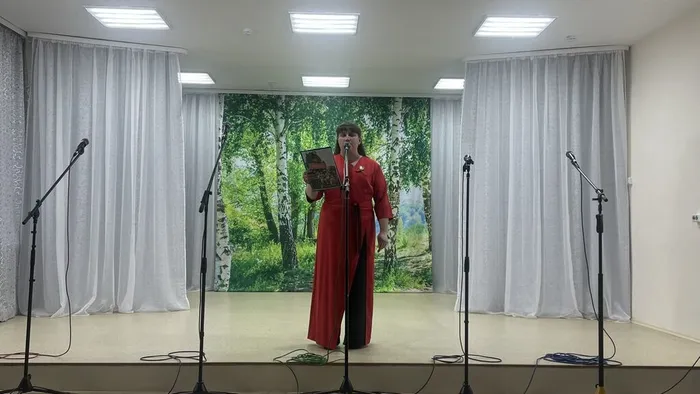 Ведущая концерта Елена Бархатова