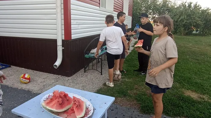 в последний день кушали арбуз