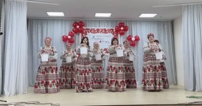 Танцевальный коллектив Сельские зори с танцем У колодца.