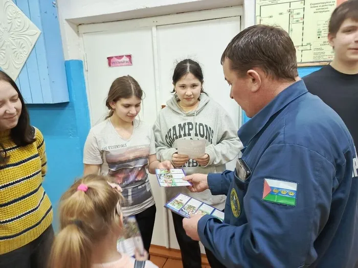 Пешневский Крюков И.В. раздает листовки детям по безопасности (1)