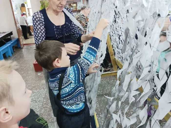 пробует плести сеть