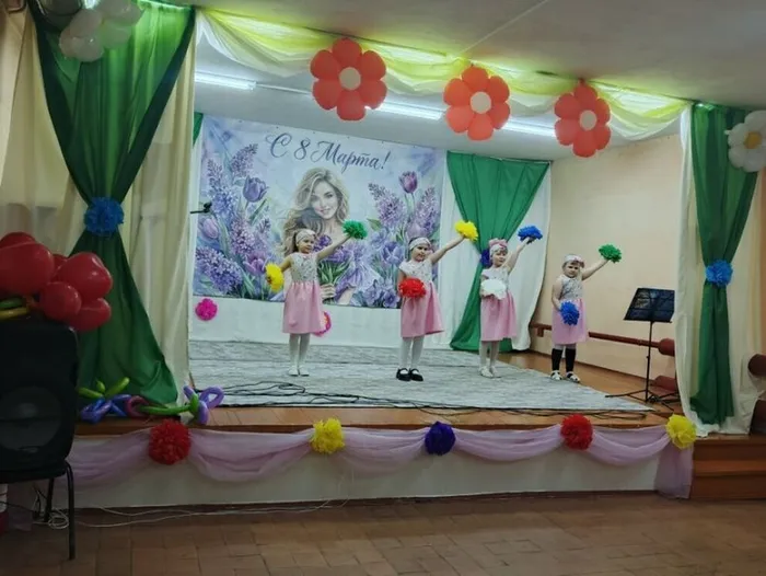 Детский сад теремок , танец с цвитами