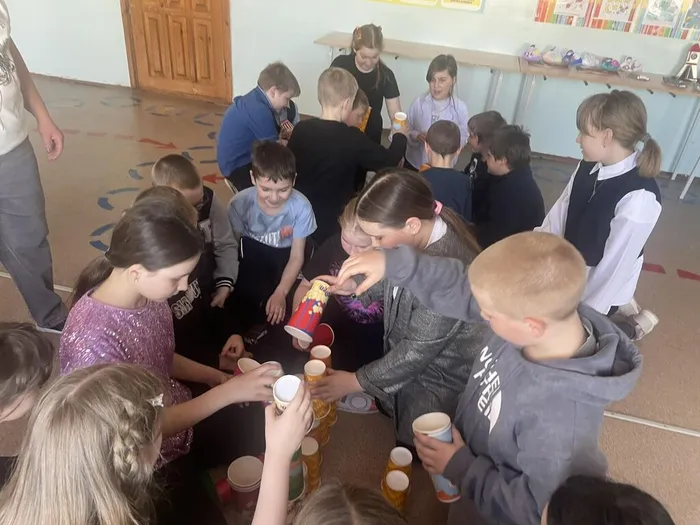 Ребята собирают ракеты