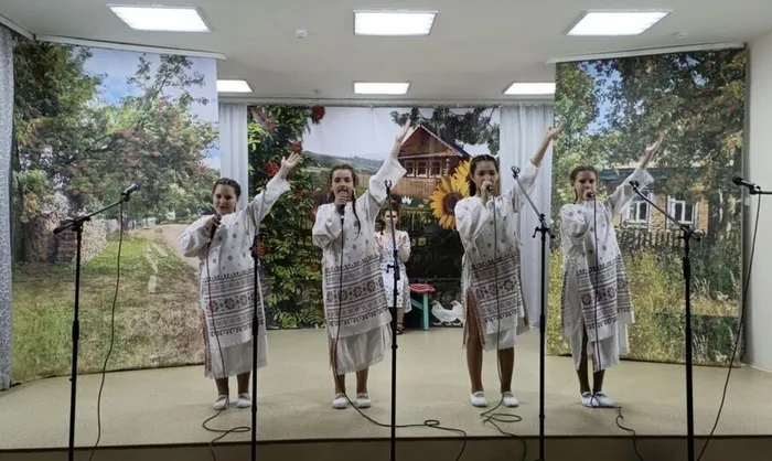 Группа Домисольки с песней Хлебные косы