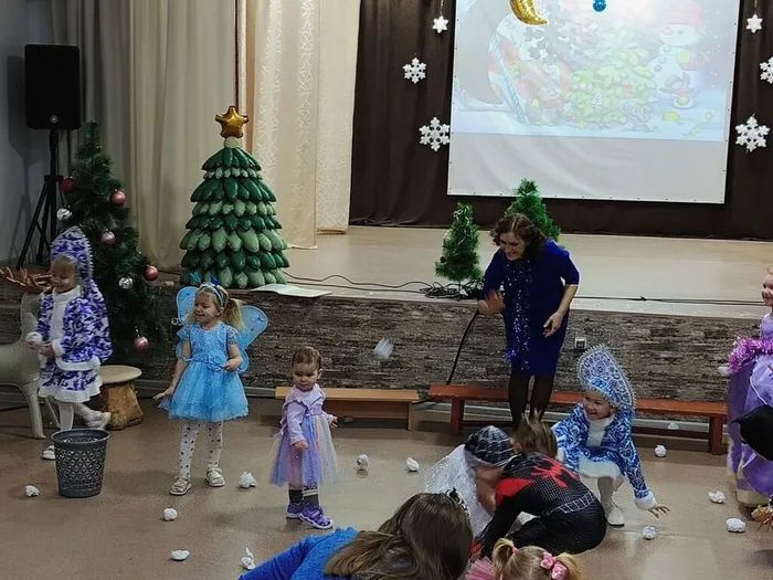 снеговик поиграл с ребятами в снежки