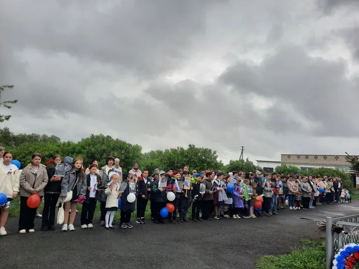 минута молчания у памятника воинам, павшим в годы ВОВ