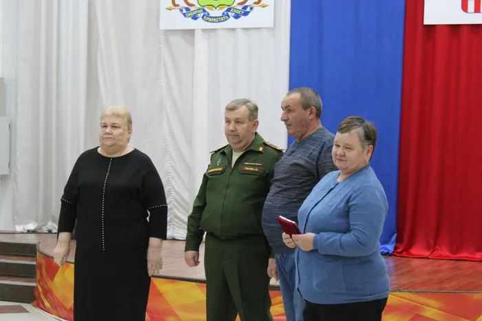 вручение награды родителям героя