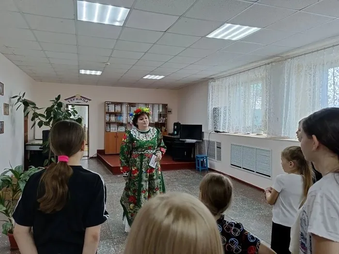 Загадывает загадки