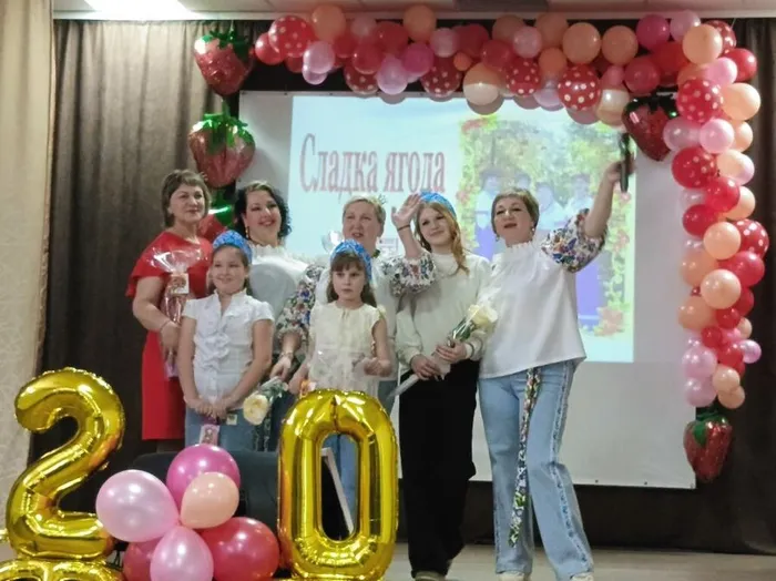 сладка ягода со своими маленькими ягодками