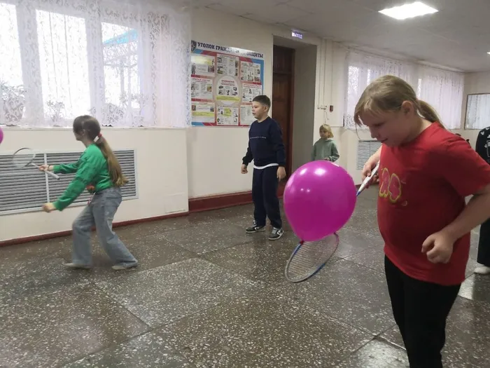 игра с воздушными шарикками