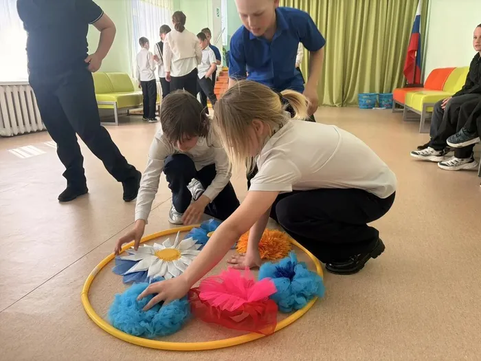 дети сажают клумбы