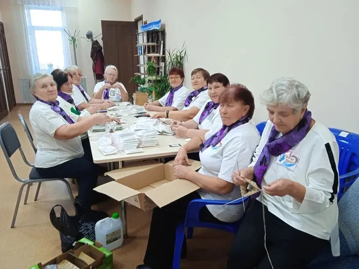 собирают сухой душ и вяжут носки волонтёры