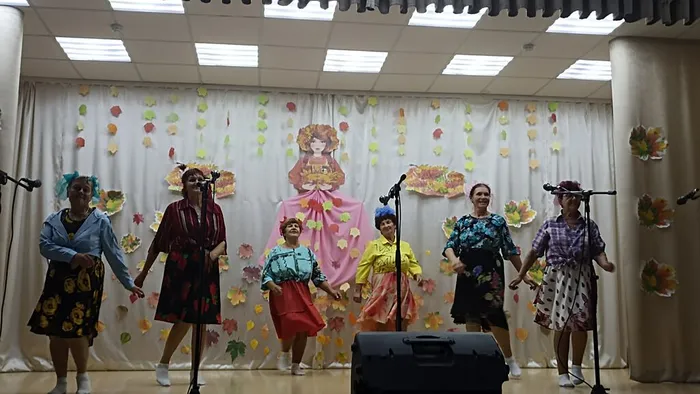 Бабушки танцуют танец Девочки-бабулички