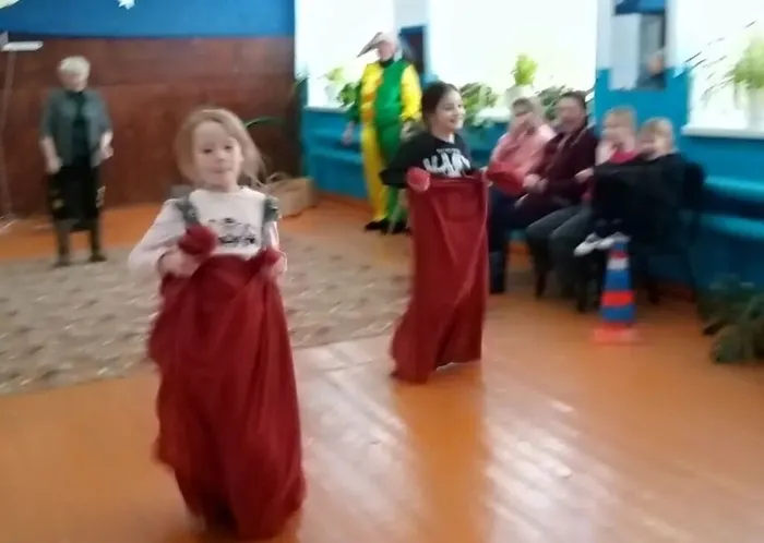 Пешневский ДК бег в мешках (1)