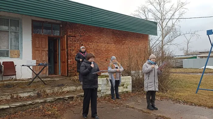 ведущие ведут концертную программу В подарок маме