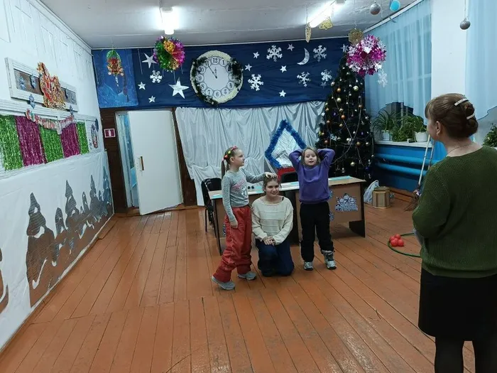 Пешневский ДК Веселые снежинки (2) девочки проводят рекламу