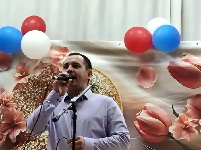 Владислав Бадрызлов исполняет песню Мама