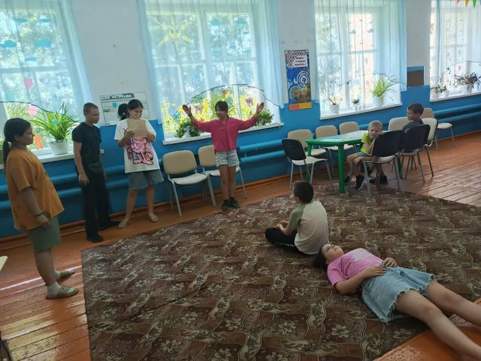 Пешнёвский ДК Караоке на лужайке инсценировка песни я на солнышке ляжу (2)