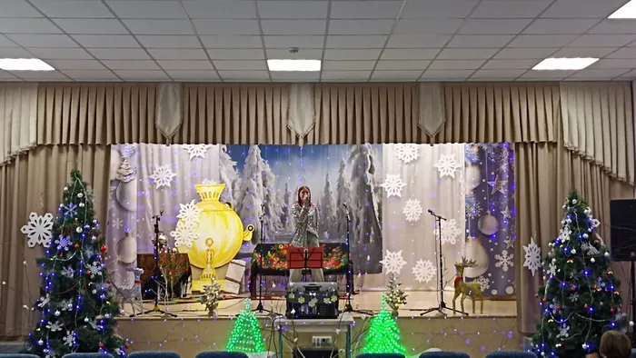 Кира Козырева исполняет песню Синий иней