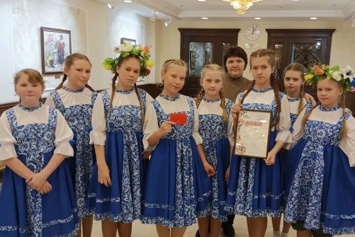 участницы ансамбля Капитошки с наградой