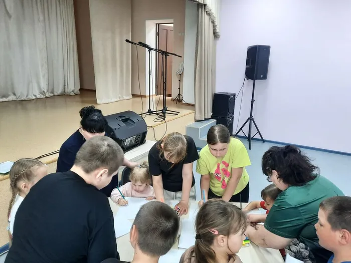 ребята рисуют ракеты.конкурс рисунков