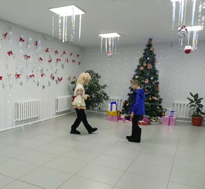 Кузя помогает танцевать